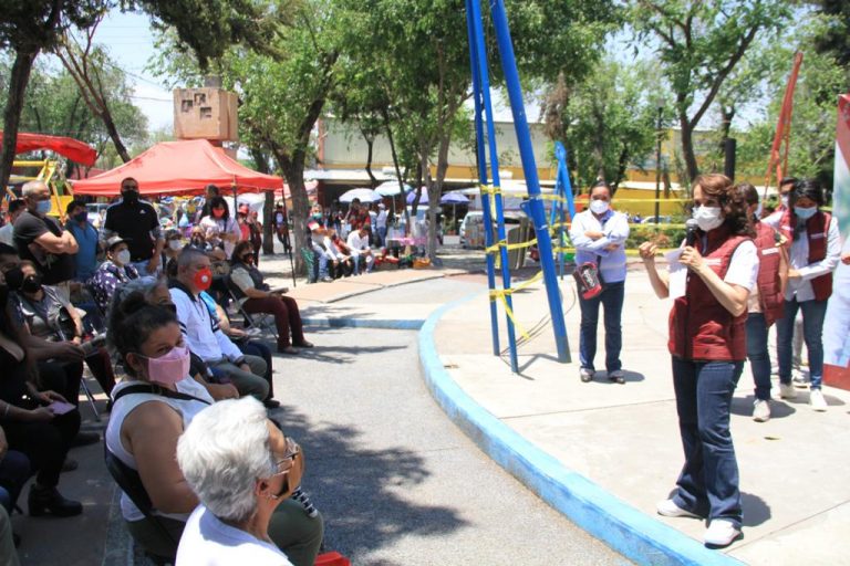 Dolores Padierna en asamblea con vecinos de la Peralvillo