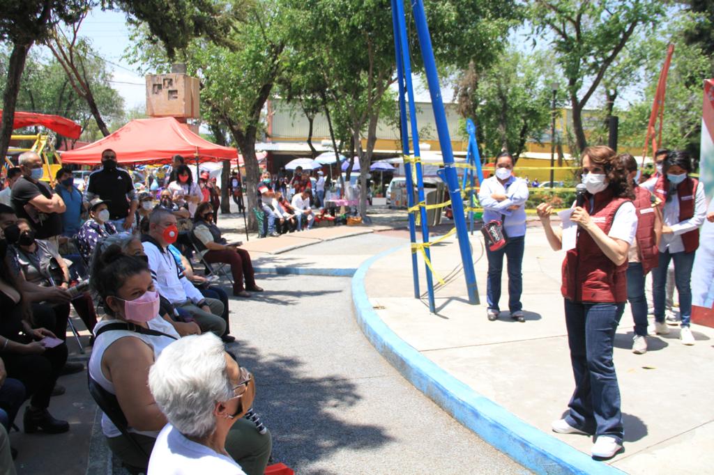 Dolores Padierna en asamblea con vecinos de la Peralvillo