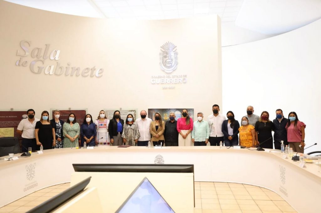 Evelyn Salgado Pineda con representantes de la UNICEF