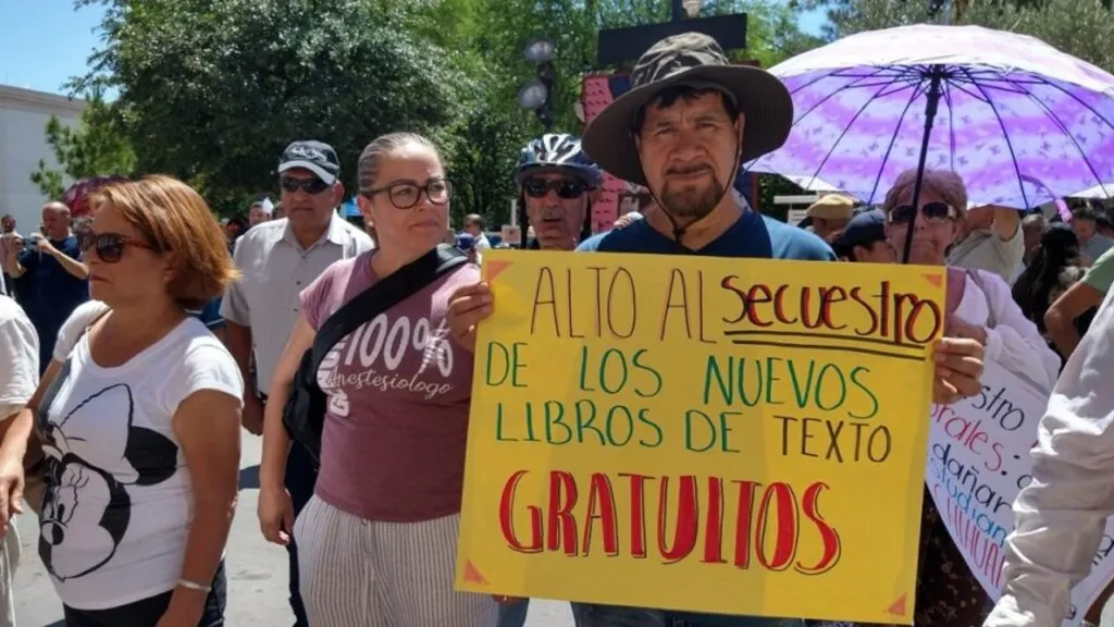 Padres y madres se manifiestan a favor de libros en Chihuahua
