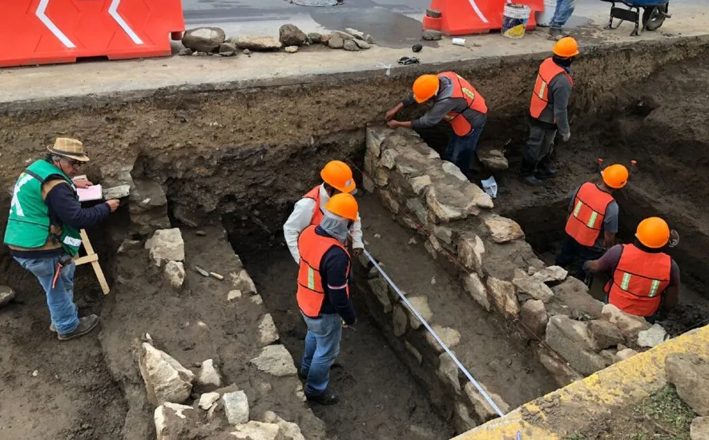 Descubren vestigios en obras del Trolebús Santa Martha-Chalco