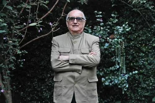 Alfredo Jalife-Rahme, nacido el 24 de mayo de 1948 en Mérida, Yucatán, es médico cirujano y un analista geopolítico.