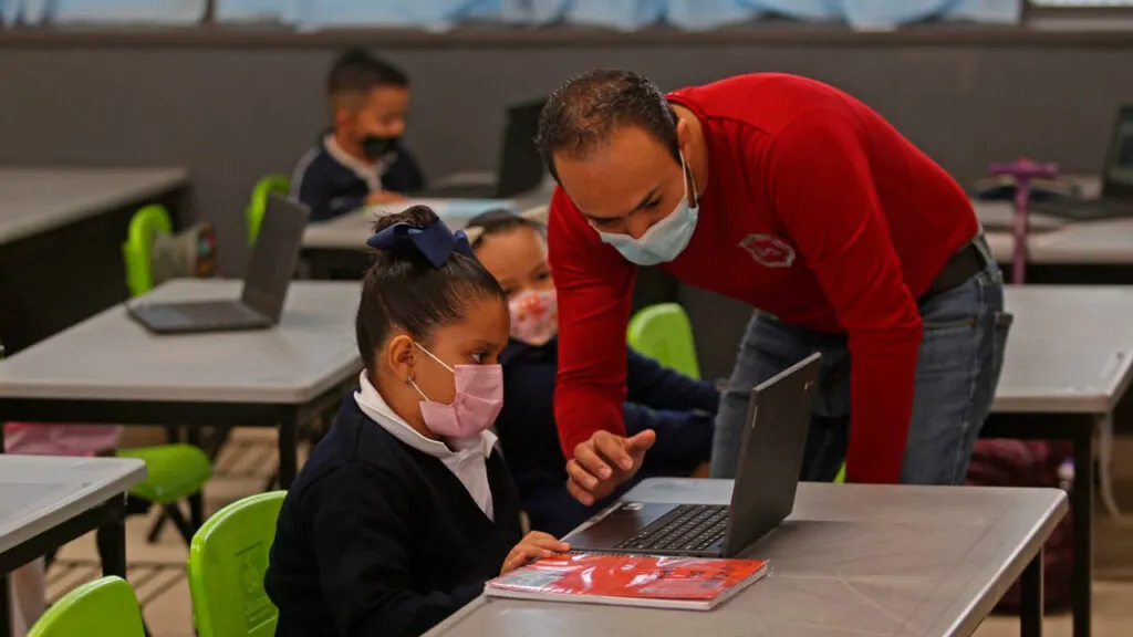 Gobierno de México dignifica labor de maestras y maestros