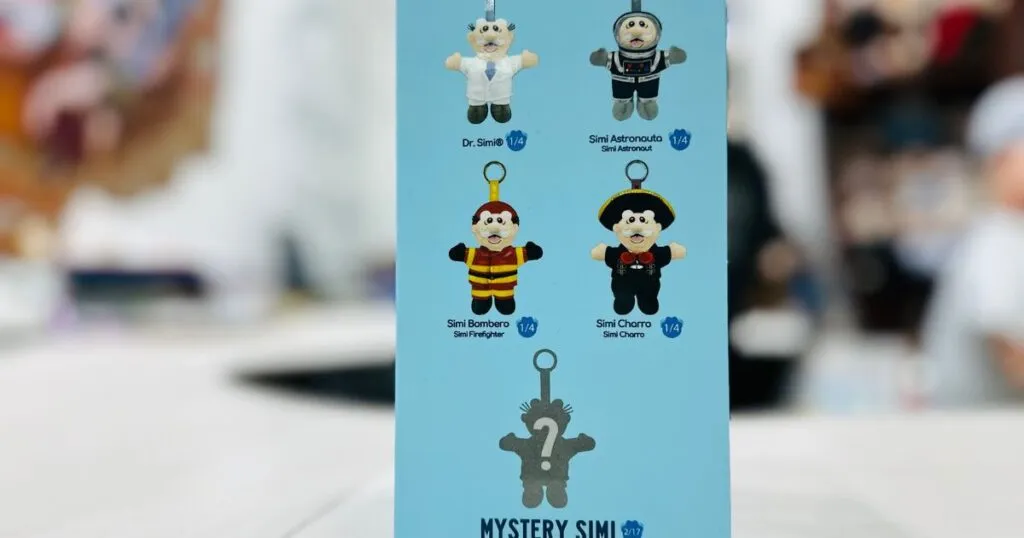 Víctor González Herrera, CEO de Farmacias Similares, y el Dr. Simi presentaron su nueva colección de llaveros: los Simi Pop.