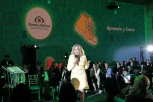Banco Azteca transforma la formación económica en aulas de nivel básico